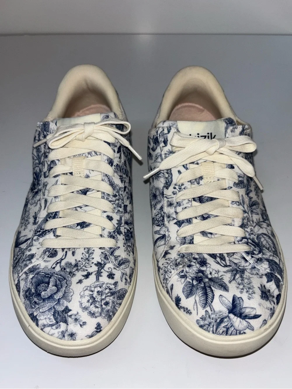Kizik Irvine Blue Floral Lace-Up Hands Free Sneakers. Size EU 41.5 / US 9.5